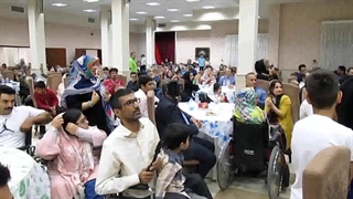 اجرای آهنگ قرص قمر در خیریه