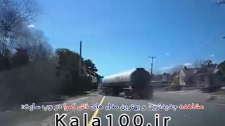 برخورد ناجور تریلی با تیر چراغ برق
