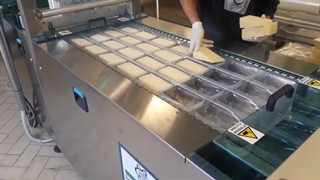 بسته بندی پنیر توسط دستگاه ترموفرمینگ