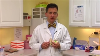 آموزش حذف جرم گوش نوزاد با گوش پاک کن توسط متخصص اطفال