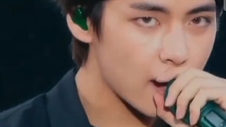 تهیونگ جذاب ترین چشم ها رو داره!‌!