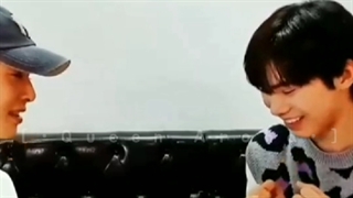 یادتونه تو استرو سسانگ راکی با روروها زد تو سر اون وو-_-اینم انتقام سخت به روش نونویی♡#Astro↯