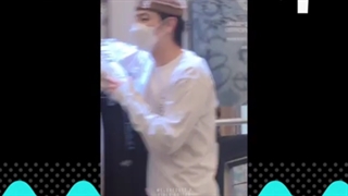 جی بی با پدر و مادرش به نمایشگاه فروش مرچ های SOMO:FUME (مرچ های خودش) رفته