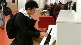 Thomas Krüger – Flashmob Piano Medley at French Airport Paris-Orly