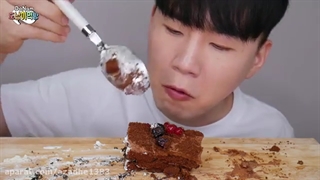 خوردن کیک شکلاتی و اورئو