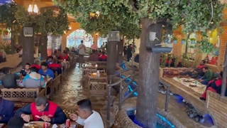 دورهمی کارگران ساختمانی و مدیرعامل هلدینگ عبدالباقی حاج حسین عبدالباقی