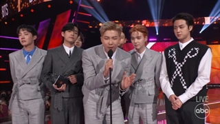 وقتی بی تی اس جایزه "آرتیست سال " میگیرن*-*