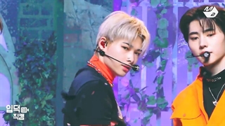 فنکم نیکی عضو انهایپن در اجرای fever