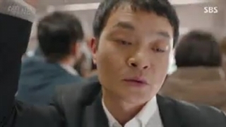 دختره قاضی داره راجب پروندش حرف میزنه همه فکر میکنن قاتله