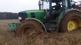 گیر کردن طایر تراکتور جاندیر 6330 در گل ولای شخم زدن زمین کشاورزی