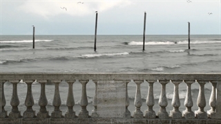 بخشی زیبا و آرام بخش از واپسین ساخته عباس کیارستمی - آوای دلنشین موج دریا