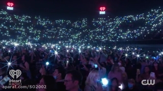 اجرای زنده ی ریمیکس کریسمسی آهنگ باتـر و دینامیت از بی تی اس در مراسم جینگِل بال