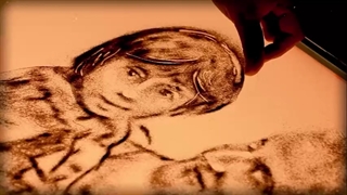 نقاشی با شن: اشک رهبر انقلاب هنگام بیان خاطره ای از دلسوزی شهید سلیمانی نسبت به خانواده شهدا