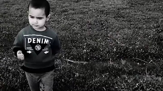 بچه که بودیم بی دلیل می خندیدیم