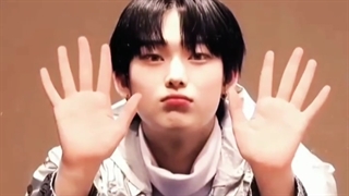 آخخ من بگردم برا اون قیافت ننه ^-^♡ دونوی ننش:)