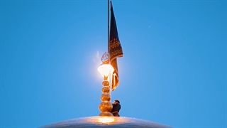 تعویض پرچم گنبد منور رضوی و سیاه پوشی حرم مطهر در آستانه شبهای قدر