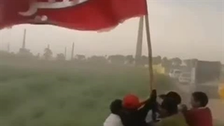 ویدئویی قدیمی از تلاش کودکان سیستانی برای برپا نگه داشتن پرچم امام حسین (ع) در طوفان