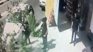 کلیپ و باز هم  لگد زدن به زن محجبه توسط حامیان زن زندگی آزادی