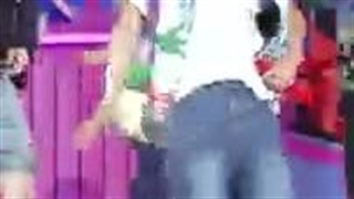 فنکم کیو Q عضو دبویز the boyz در اجرای آهنگ lip gloss