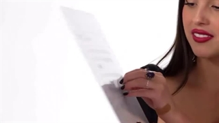 دخترم جدیدا خیلی رک شده:))اینجوریه که دیگه با حوصله نمیشینه طرفو قانع کنه که نمیخواد جواب بده با یک حرکت انتحاری کارو تموم میکنه