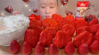 اسمر فود کره ای(: |توت فرنگی با خامه|صافت|FOOD CHALLENGE